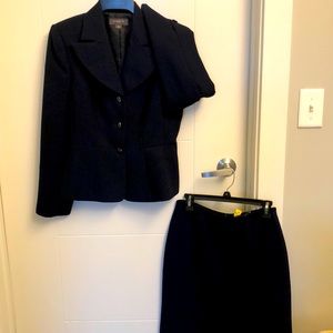Liz Claiborne Suit Navy EUC size 6